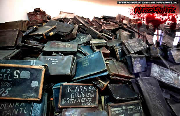 Auschwitz - Чемоданы с написанными на них фамилиями депортированных людей