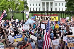 Мыльный пузырь: Трамп, наносит наибольший вред государству и стране за всю историю США