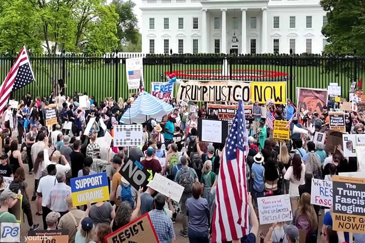 Мыльный пузырь: Трамп, наносит наибольший вред государству и стране за всю историю США